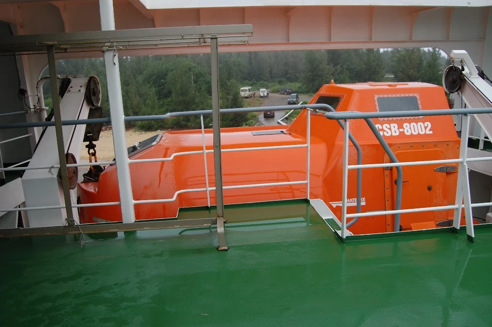 Háo hức khám phá tàu Cảnh sát biển 'khủng' 8002 ảnh 11 Xuồng cứu sinh hiện đại gắn hai bên thành tàu.