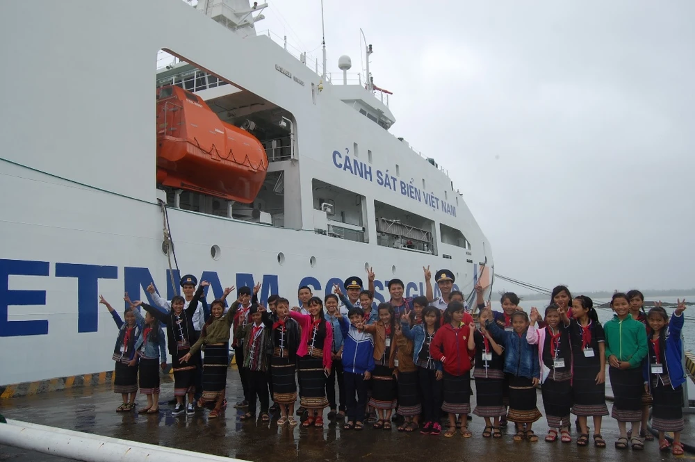 Háo hức khám phá tàu Cảnh sát biển 'khủng' 8002 ảnh 12 Chào tạm biệt 8002, hẹn một ngày không xa sẽ gặp lại