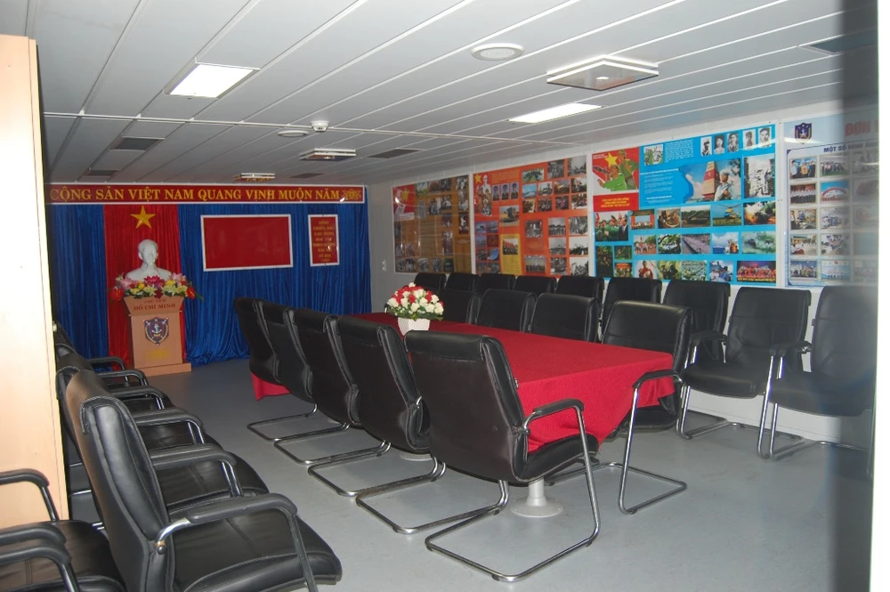 Háo hức khám phá tàu Cảnh sát biển 'khủng' 8002 ảnh 4 Phòng Hồ Chí Minh - Nơi sinh hoạt chính của cán bộ, chiến sĩ trên tàu