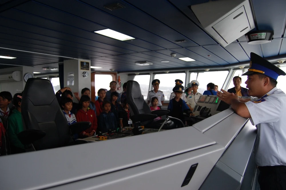 Háo hức khám phá tàu Cảnh sát biển 'khủng' 8002 ảnh 5 Chăm chú lắng nghe thuyết minh tại khu vực cabin tàu