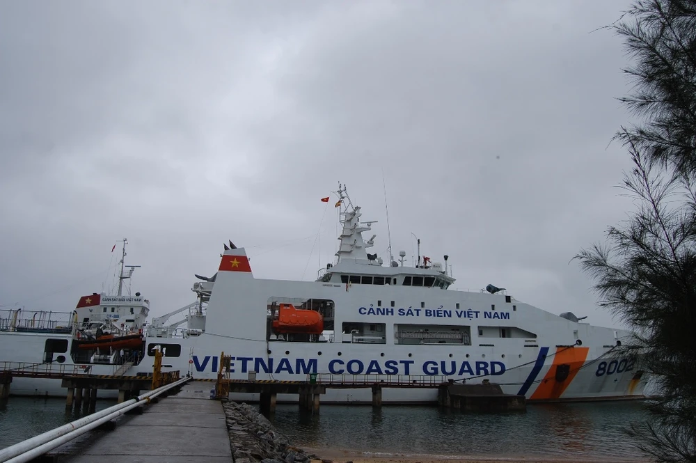 Háo hức khám phá tàu Cảnh sát biển 'khủng' 8002 ảnh 1 Tàu cảnh sát biển "khủng" 8002