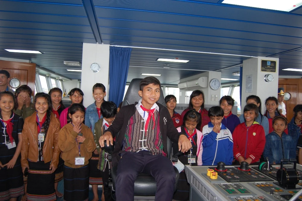 Háo hức khám phá tàu Cảnh sát biển 'khủng' 8002 ảnh 6 Thích thú thử làm thuyền trưởng