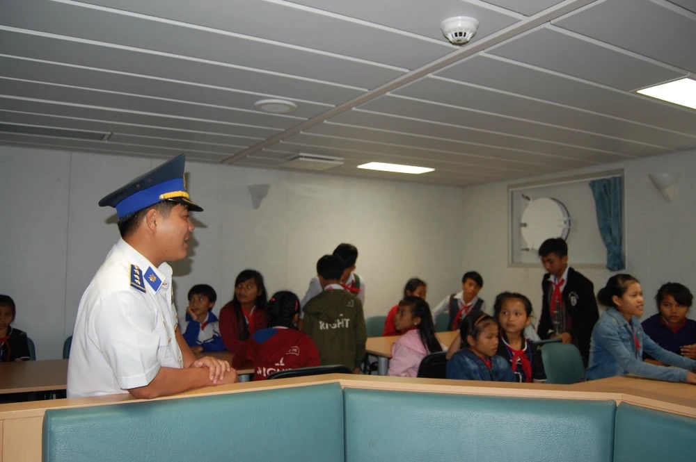 Háo hức khám phá tàu Cảnh sát biển 'khủng' 8002 ảnh 7 Háo hức khám phá tàu Cảnh sát biển 'khủng' 8002 ảnh 7