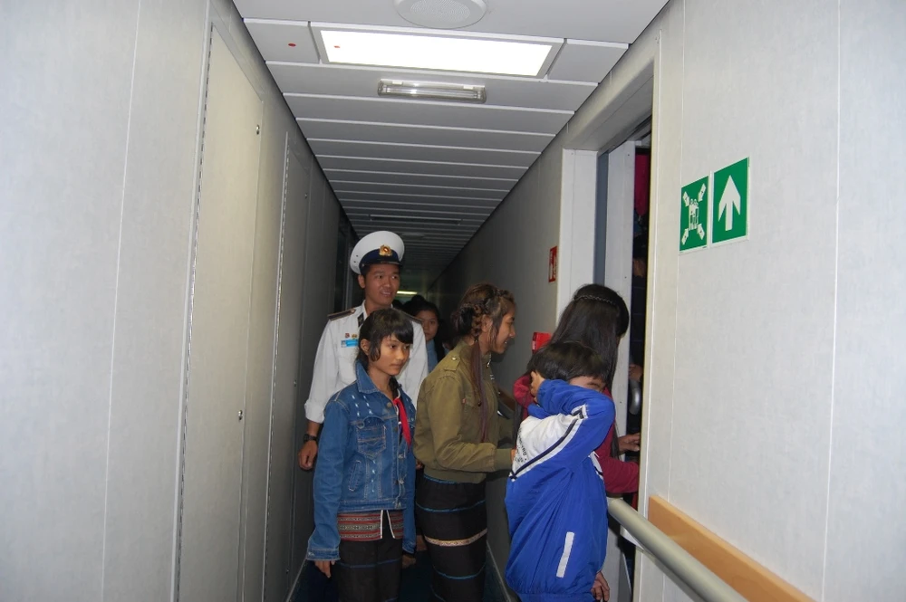Háo hức khám phá tàu Cảnh sát biển 'khủng' 8002 ảnh 10 Thích thú khám phá con tàu. Tàu to, rộng, quá nhiều phòng nên các bạn phải bám nhau mà đi, kẻo bị lạc.