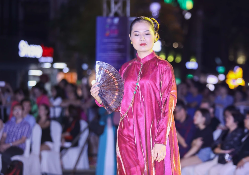 Mãn nhãn với Lễ hội Áo dài TP.HCM đậm hồn Việt ảnh 6
