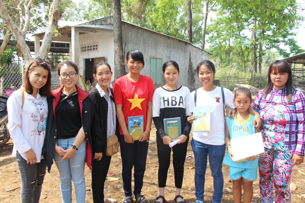  Các bạn trẻ chụp hình kỷ niệm cùng mẹ con Trâm.