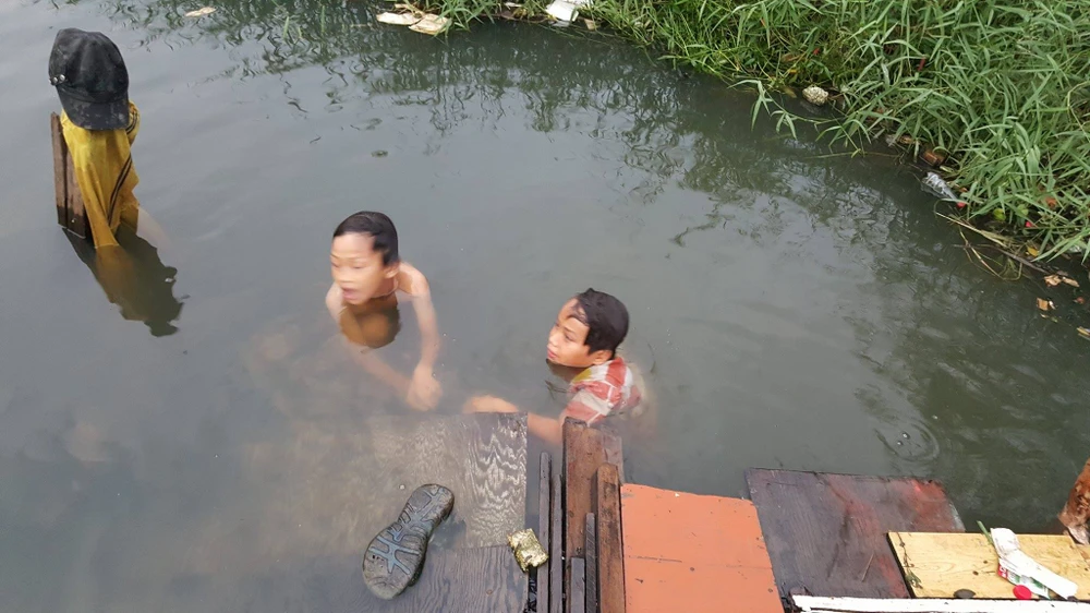 Chính quyền xã gặp gia đình 17 người sống bên kênh đen ảnh 1