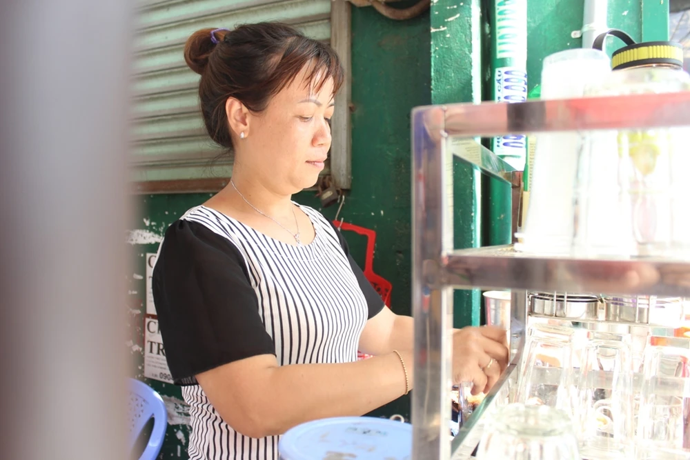 Hằng ngày bán nước tại đầu hẻm, chị Linh đã chứng kiến sự vất vả, cực khổ của những cụ già bán vé số hay những người thu mua ve chai khi không có nổi một bữa ăn tròn đầy mỗi ngày. Niềm thương cảm thôi thúc nên đầu tháng 7/2016, chị Linh đã thực hiện ý tưởng nấu và phát những suất cháo thịt bằm miễn phí. 