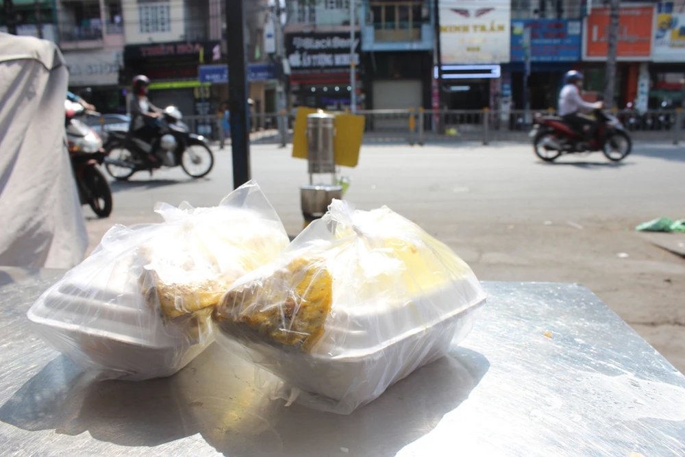 Ngoài việc phát cháo thịt miễn phí, chị Linh và những người hàng xóm trong hẻm còn phát cơm từ thiện cho người nghèo. Cứ đến tháng 7 mỗi năm, chị và mọi người cùng nhau chung tay phát quà cho những người có hoàn cảnh khó khăn.