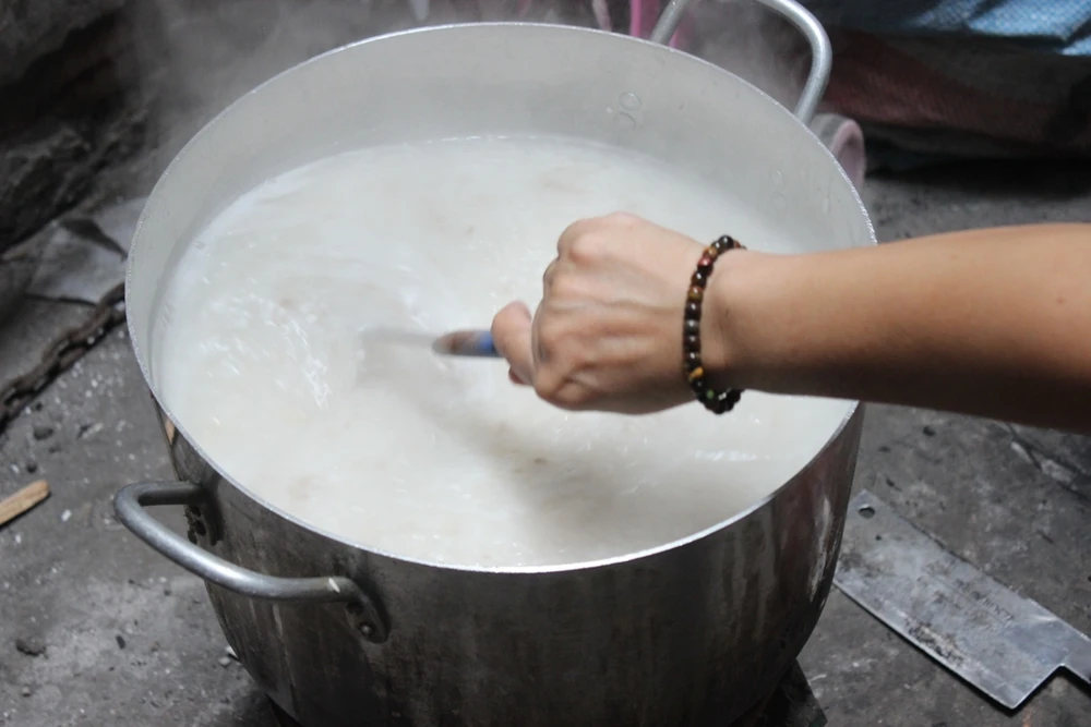 Ấm lòng người nghèo nhờ nồi cháo thịt bằm của chị Linh ảnh 2