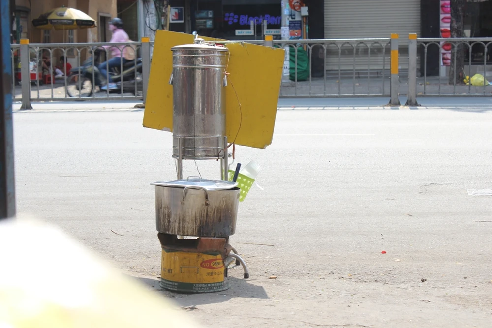 Giờ đây, nồi cháo thịt bằm miễn phí của chị Linh đã quá quen thuộc với những cô chú lớn tuổi, các anh chị bán vé số nghèo khó. Đối với “khách quen”, chị Linh áp dụng mô hình “tự phục vụ”, họ có thể tự lấy hộp nhựa, tự múc các suất cháo mang đi.