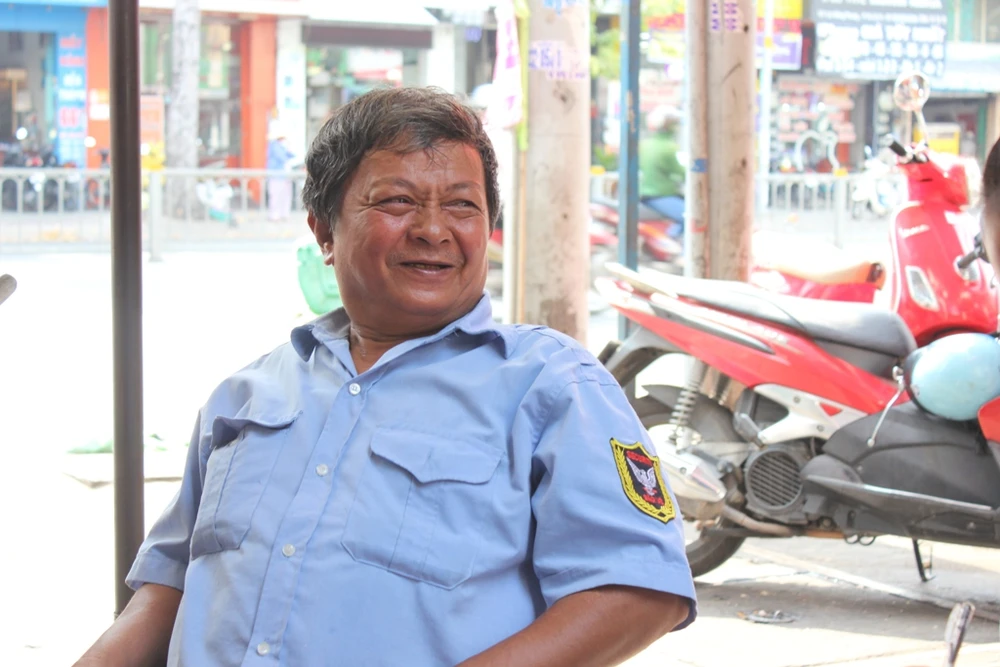 Là người hàng xóm thân thuộc cũng là người thường xuyên ăn cháo của chị Linh từ khi nồi cháo được đặt trước hẻm, chú Nguyễn Văn Hải xúc động chia sẻ: “Từ lúc cô Linh để nồi cháo miễn phí là chú được nhờ tới giờ, làm bảo vệ cũng chỉ kiếm được vài đồng ra đồng vào. Cháo cô Linh nấu ngon lắm!”