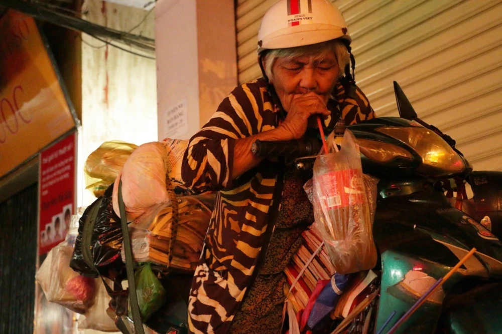 Chùm ảnh: Bà Trình “ghiền” sách cũ ảnh 8 Chùm ảnh: Bà Trình “ghiền” sách cũ ảnh 8