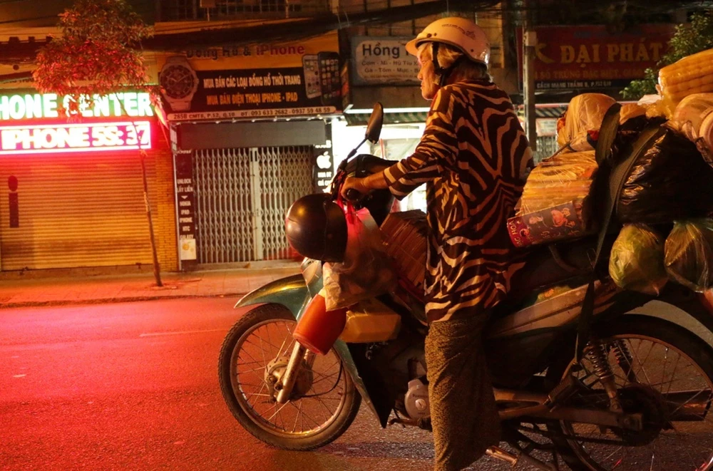 Chùm ảnh: Bà Trình “ghiền” sách cũ ảnh 9 Bà trở về căn nhà trọ bên quận 8.