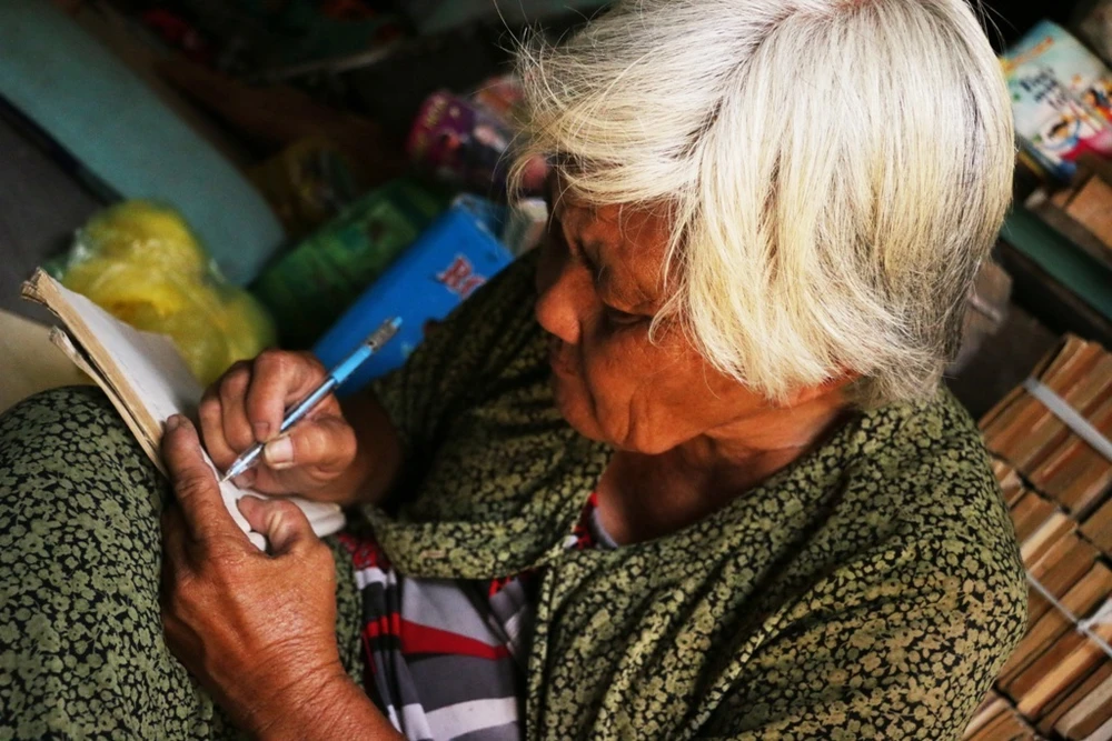 Chùm ảnh: Bà Trình “ghiền” sách cũ ảnh 12 Thói quen lưu giữ lại tên những quyển sách hay của bà Trình