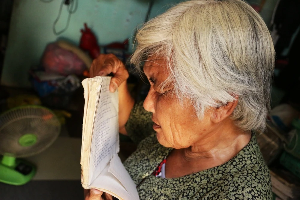 Chùm ảnh: Bà Trình “ghiền” sách cũ ảnh 13 Ngoài việc “ghiền” đọc sách, Bà Trình còn có thói quen lưu giữ lại tên những quyển sách hay, những chi tiết hay trong truyện, nhân vật bà mến mộ hay thậm chí là một bài hát bà thích…