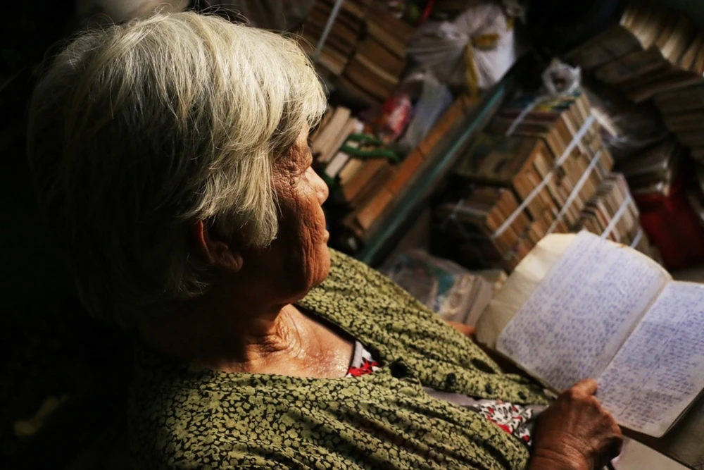 Chùm ảnh: Bà Trình “ghiền” sách cũ ảnh 14 Bà tiếc rẻ: "Trong một lần "chạy" vỉa hè, tui bị thu một mớ sa1sch cũ, trong đó có năm cuốn tập chép. Tiếc đứt ruột cô ơi! Tự tay tui viết mà".