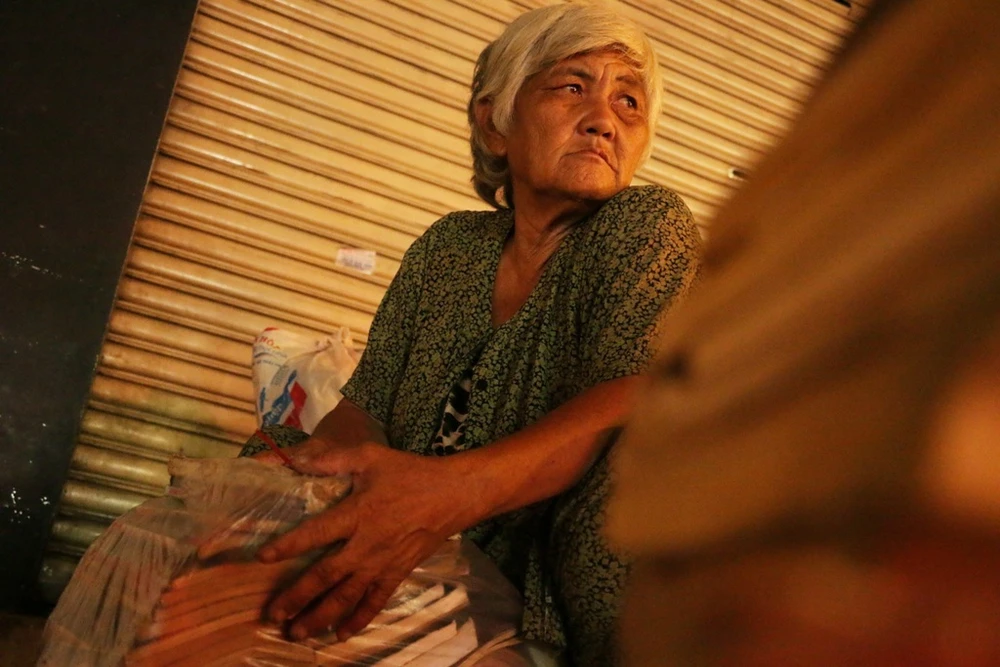 Chùm ảnh: Bà Trình “ghiền” sách cũ ảnh 5 Sách là niềm vui duy nhất đối với bà…