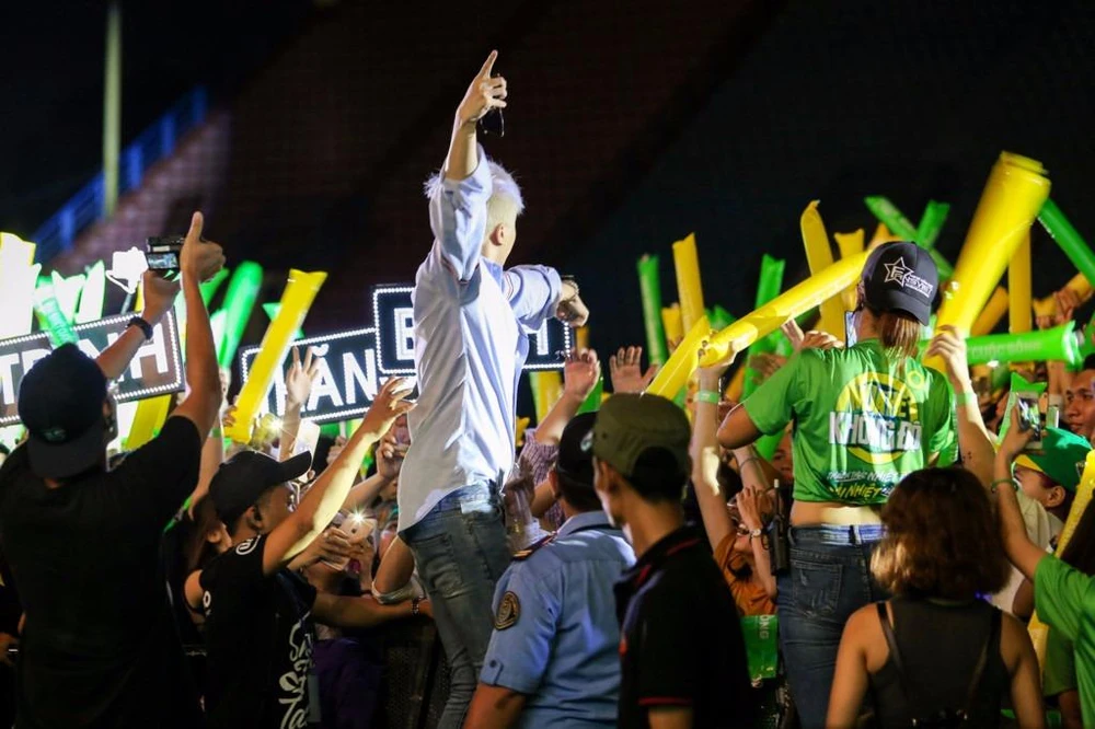 Sơn Tùng M-TP xuất hiện từ gầm sân khấu để gây bất ngờ ảnh 9