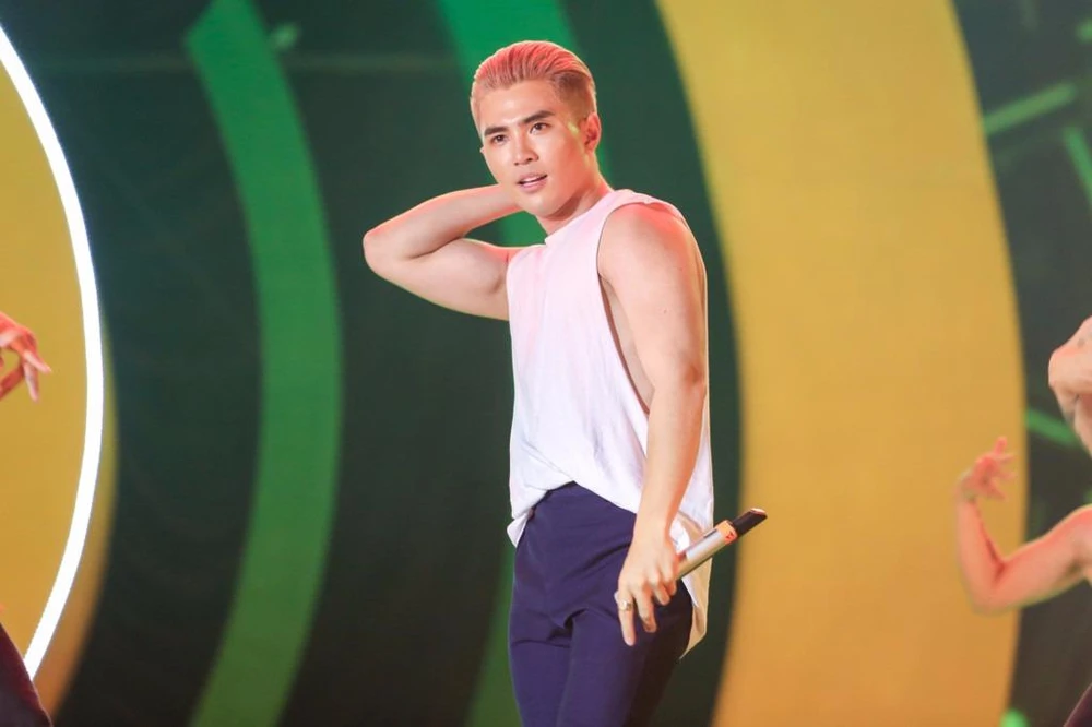 Sơn Tùng M-TP xuất hiện từ gầm sân khấu để gây bất ngờ ảnh 10