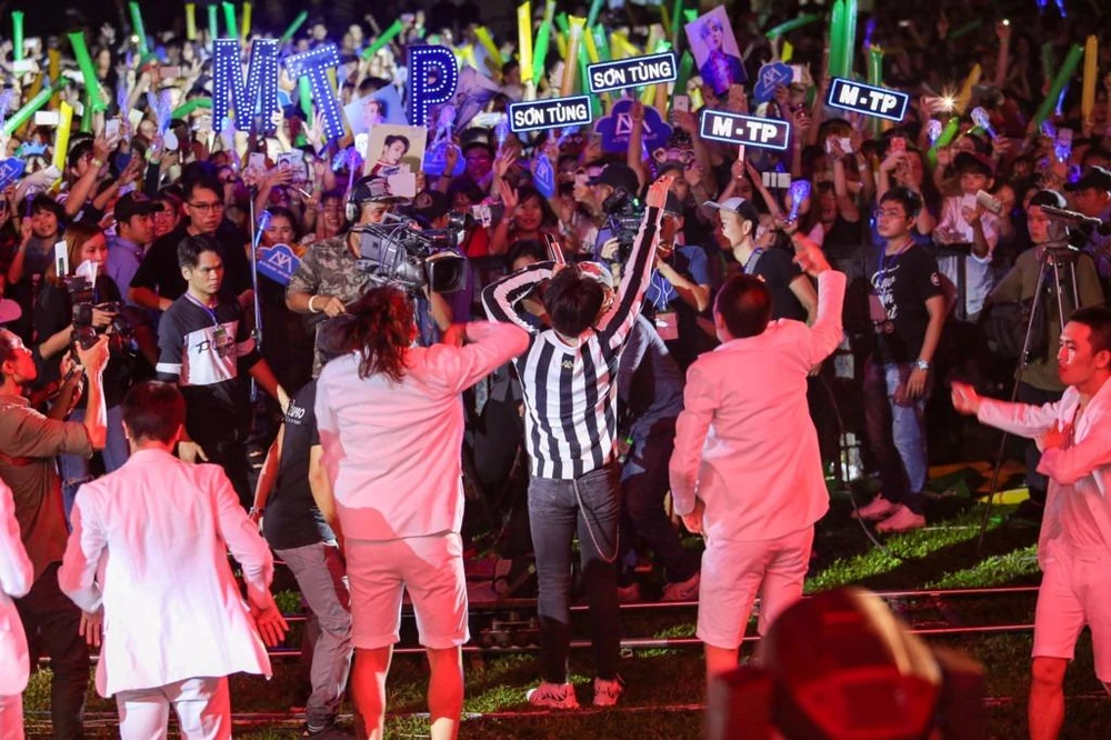 Sơn Tùng M-TP xuất hiện từ gầm sân khấu để gây bất ngờ ảnh 7