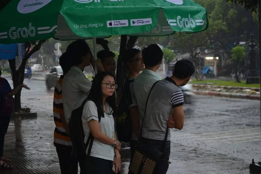 Thí sinh đội mưa làm thủ tục thi ảnh 19