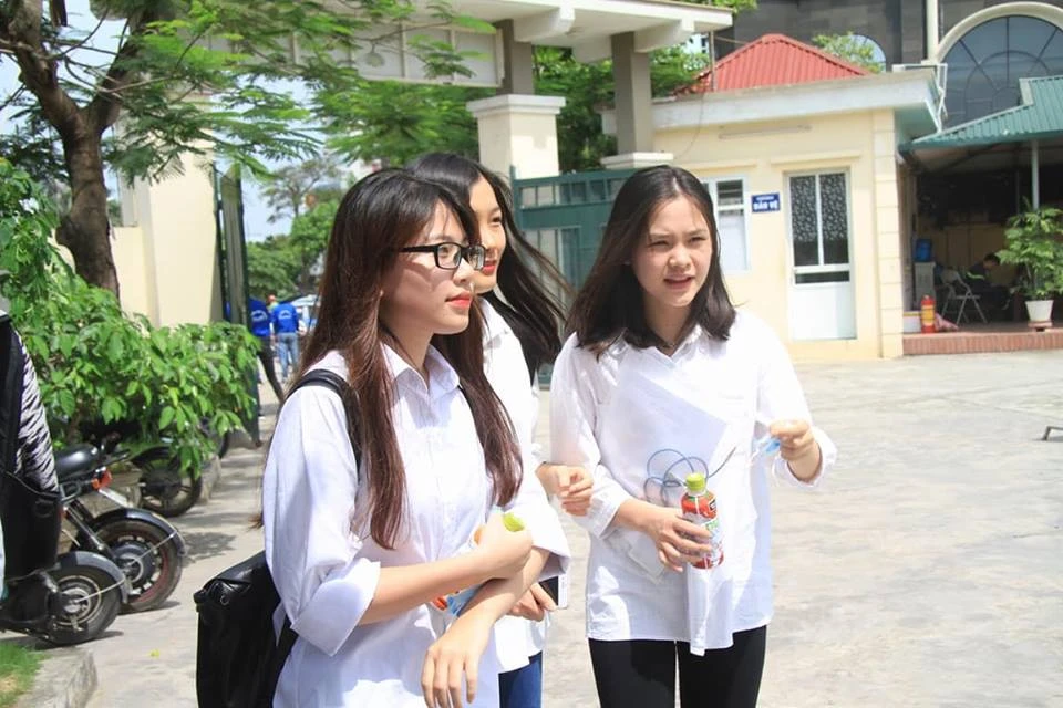 Thí sinh đội mưa làm thủ tục thi ảnh 10