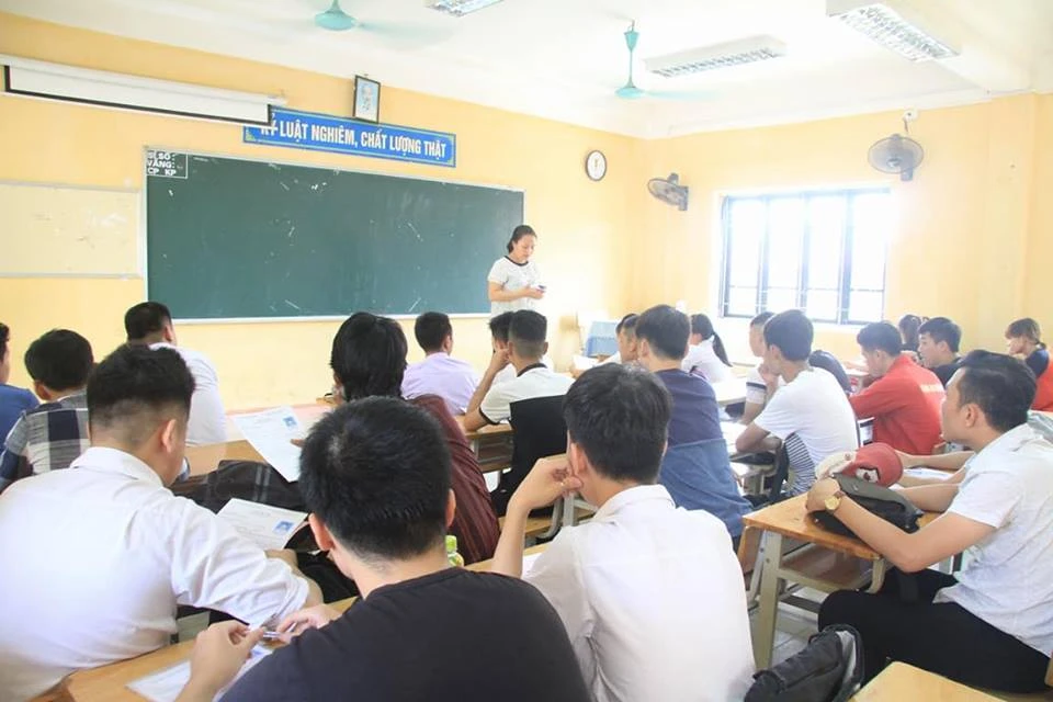 Thí sinh đội mưa làm thủ tục thi ảnh 13