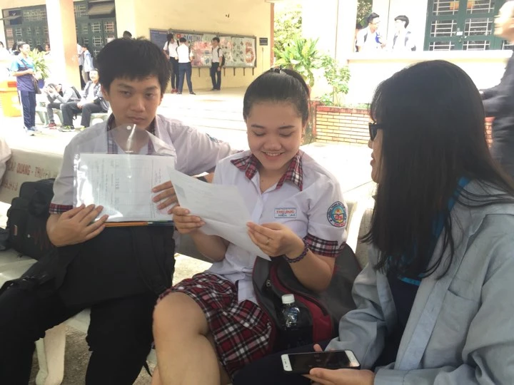 Thí sinh đội mưa làm thủ tục thi ảnh 5