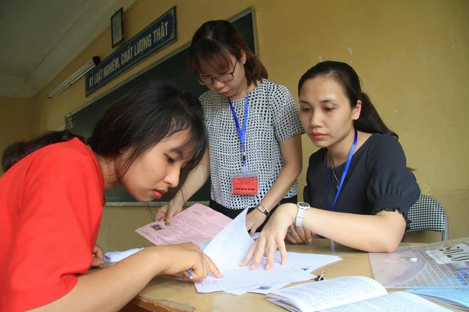 Thí sinh đội mưa làm thủ tục thi ảnh 12