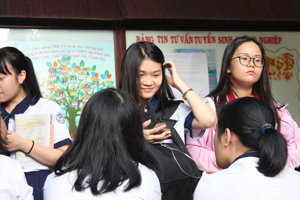 Vào phòng thi vẫn tranh thủ... làm duyên! ảnh 9