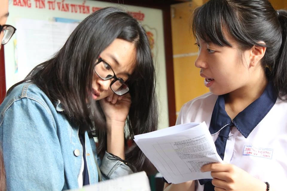 Vào phòng thi vẫn tranh thủ... làm duyên! ảnh 11