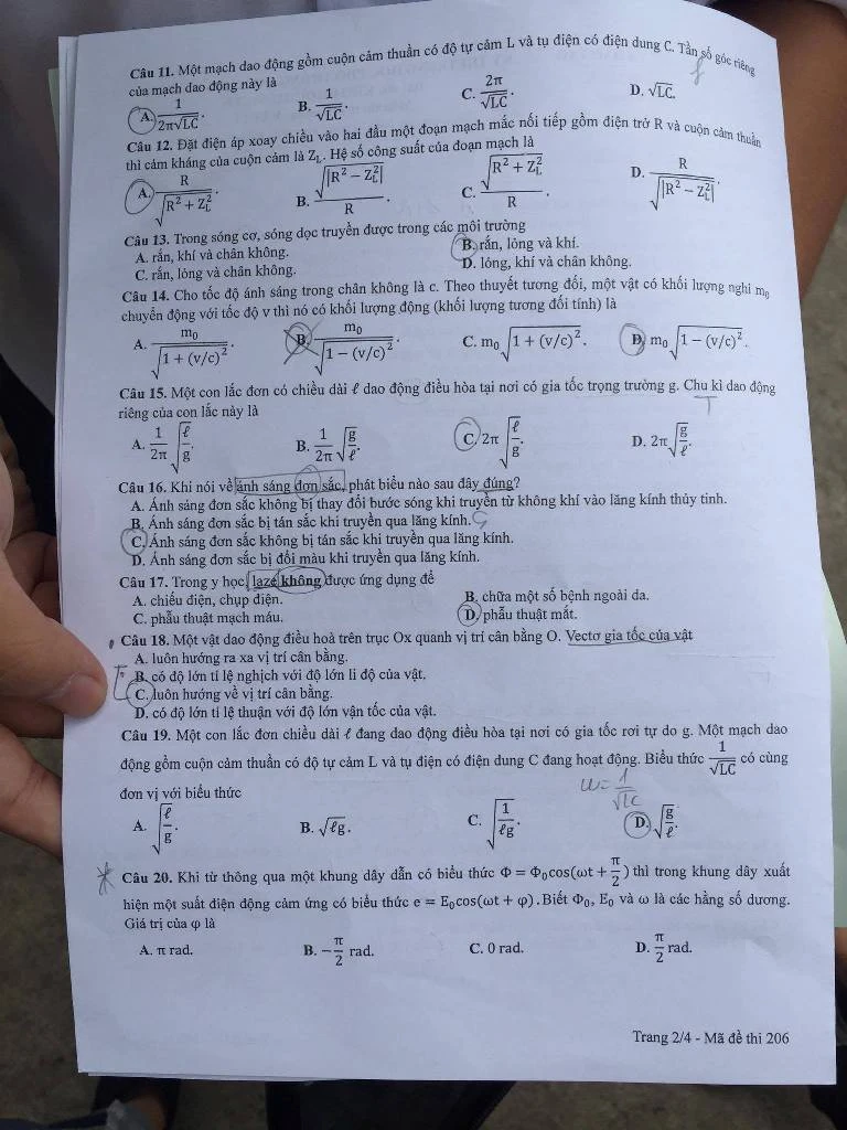 Đề thi, gợi ý bài giải môn Vật lý ảnh 3