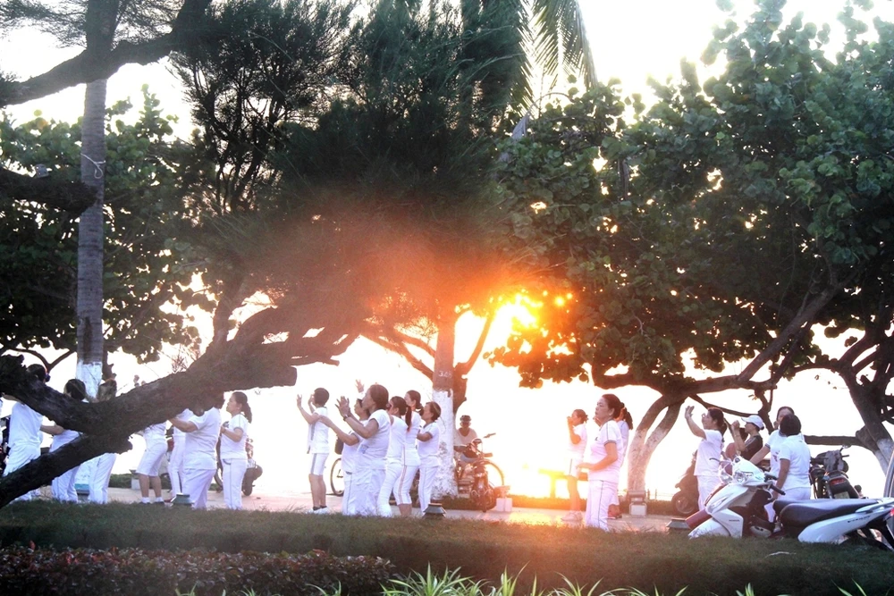 Sôi động thể dục buổi sáng trên bờ biển Nha Trang ảnh 4