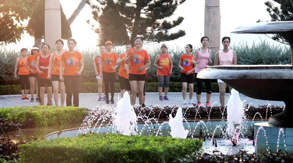 Sôi động thể dục buổi sáng trên bờ biển Nha Trang ảnh 2