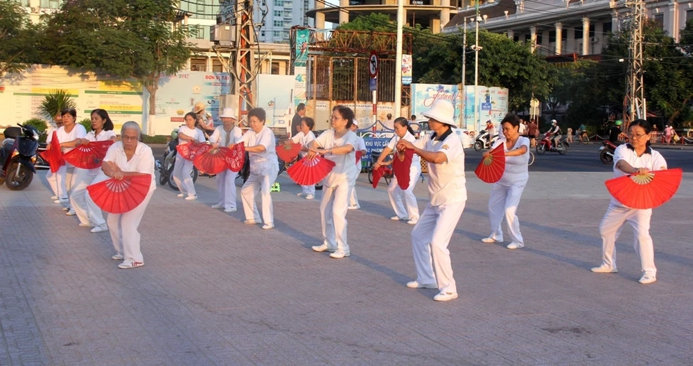 Sôi động thể dục buổi sáng trên bờ biển Nha Trang ảnh 3