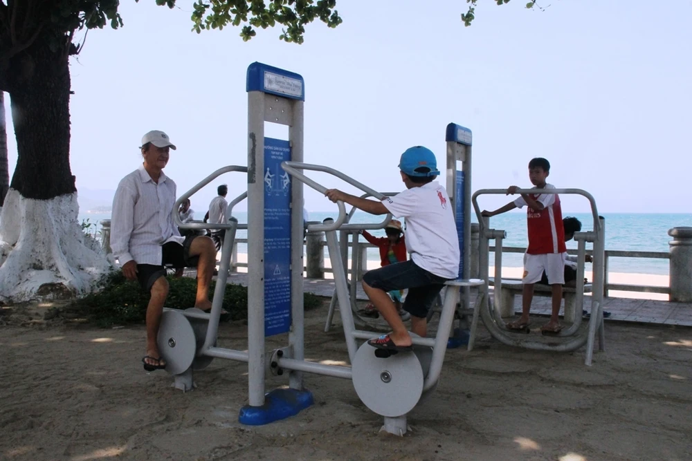 Sôi động thể dục buổi sáng trên bờ biển Nha Trang ảnh 7