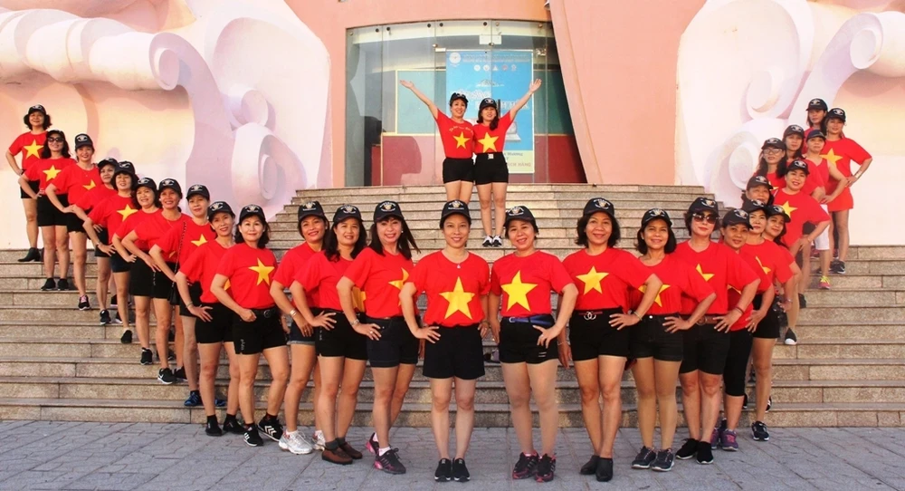 Sôi động thể dục buổi sáng trên bờ biển Nha Trang ảnh 10