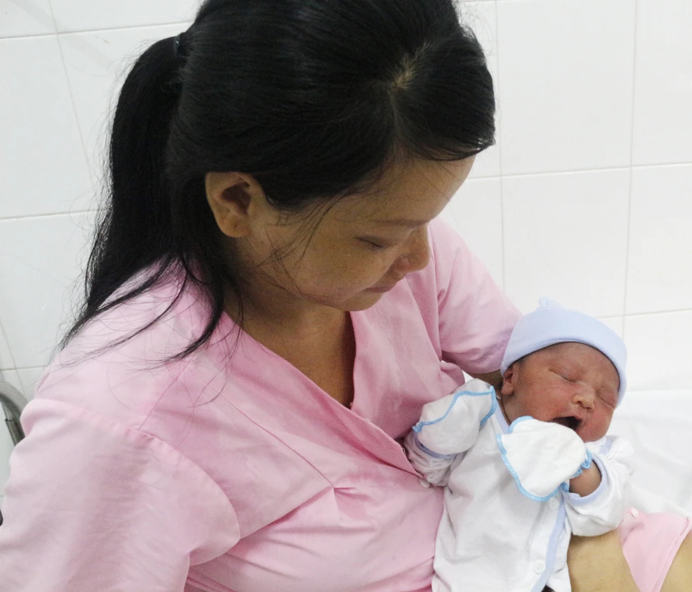 Hai mẹ con khỏe mạnh sau khi trải qua lần vượt cạn hy hữu. Ảnh: BV cung cấp