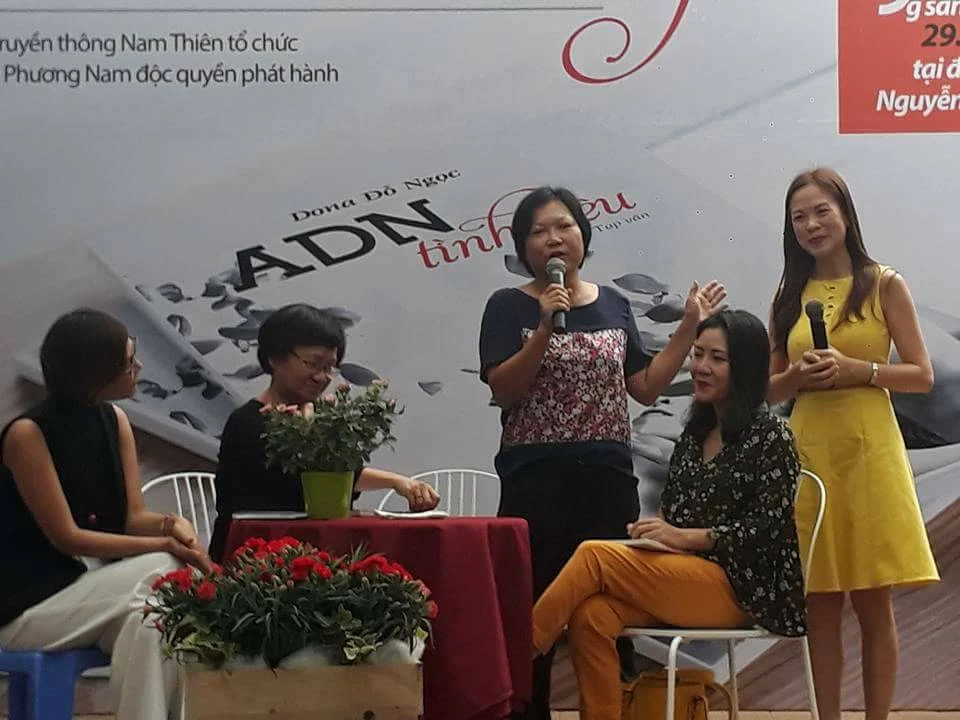 Tác giả Đỗ Ngọc và những người bạn đàn bà của chị trong buổi ra mắt sách sáng 29-10 tại Đường Sách