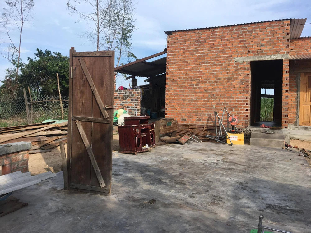 Căn nhà chỉ còn duy nhất cánh cửa