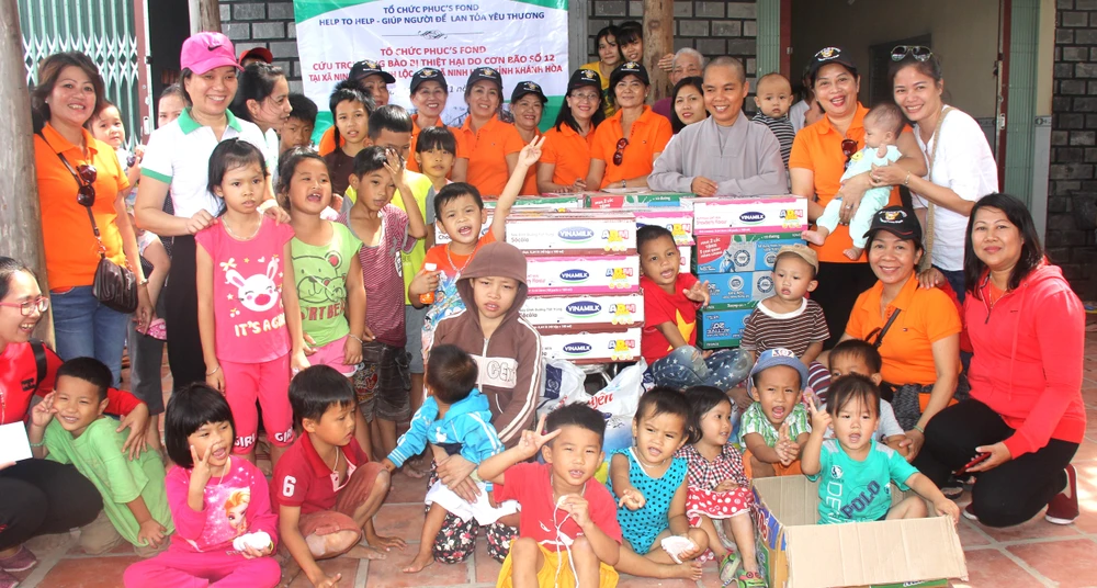 Các bé mồ côi ở chùa Phật Bửu vui sướng khi được tặng sữa.