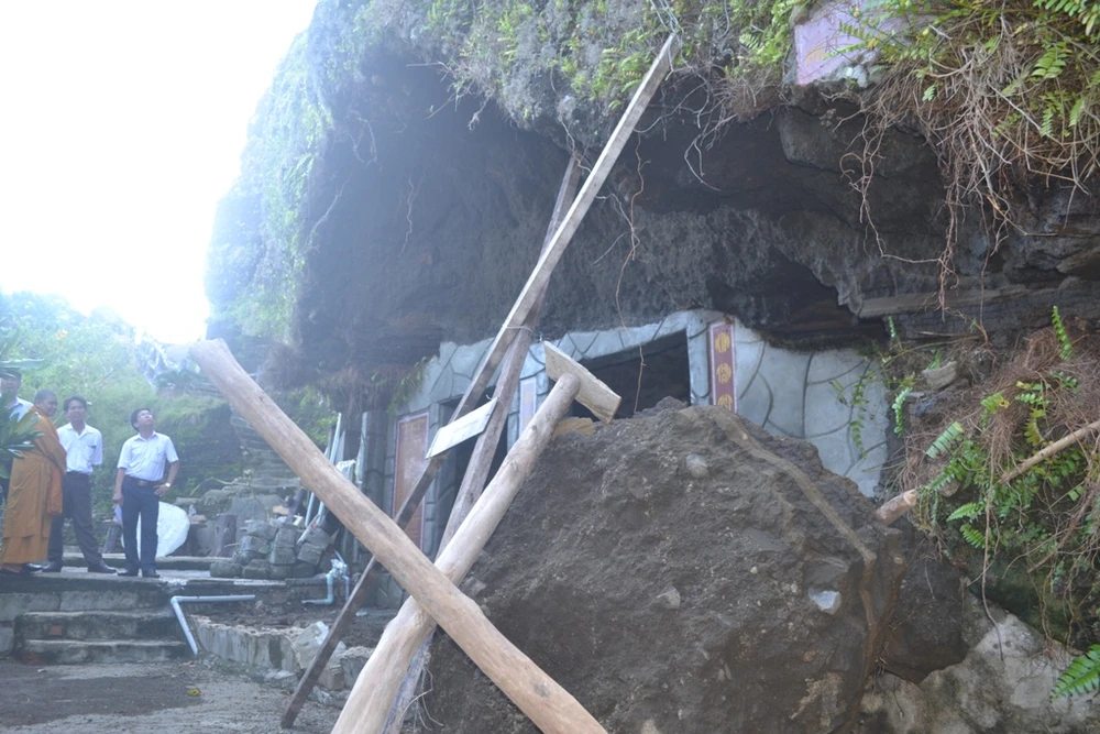 Sạt lở nghiêm trọng tại thắng cảnh chùa Đục Lý Sơn ảnh 2 Sạt lở nghiêm trọng tại thắng cảnh chùa Đục Lý Sơn ảnh 2