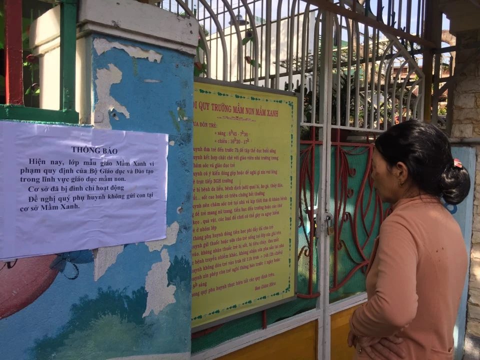 Thông báo ngưng hoạt động được dán tại cơ sở giữ trẻ Mầm Xanh