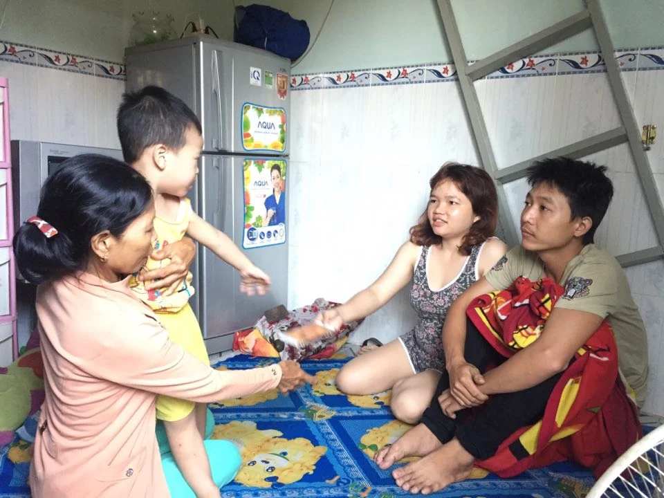 Gia đình anh L trong cắn phòng trọ nhỏ. Hôm nay vợ chồng anh xin phép nghỉ làm để đưa ocn đi khám. Ảnh: PĐ 