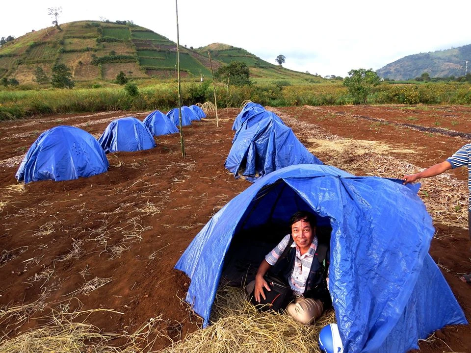 Trải nghiệm một đêm ngủ lều với rơm và chiếu thật thú vị 