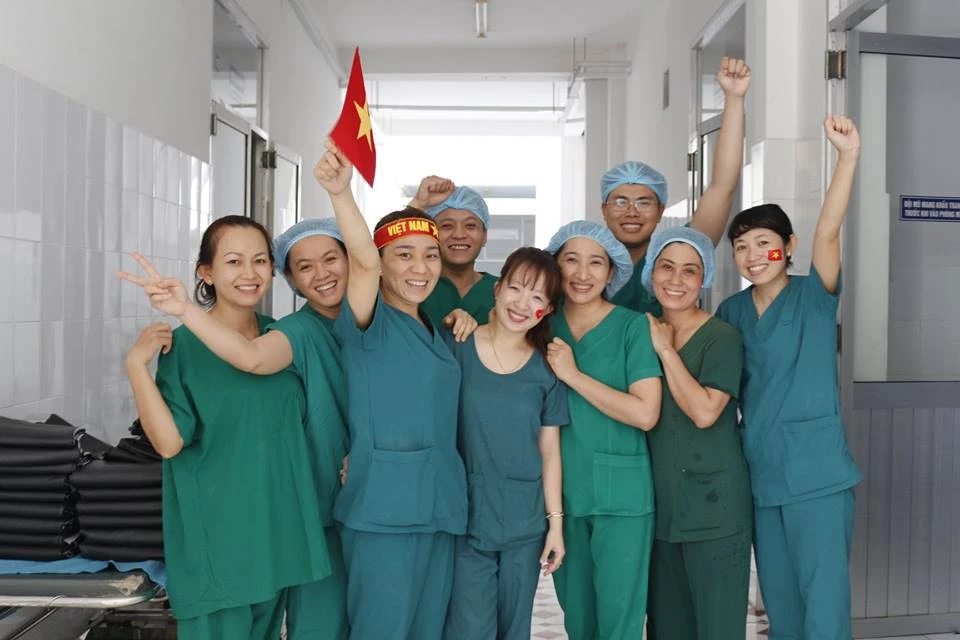 Bé sinh lúc VN gỡ hòa, bố ẵm con đi cổ vũ ảnh 4