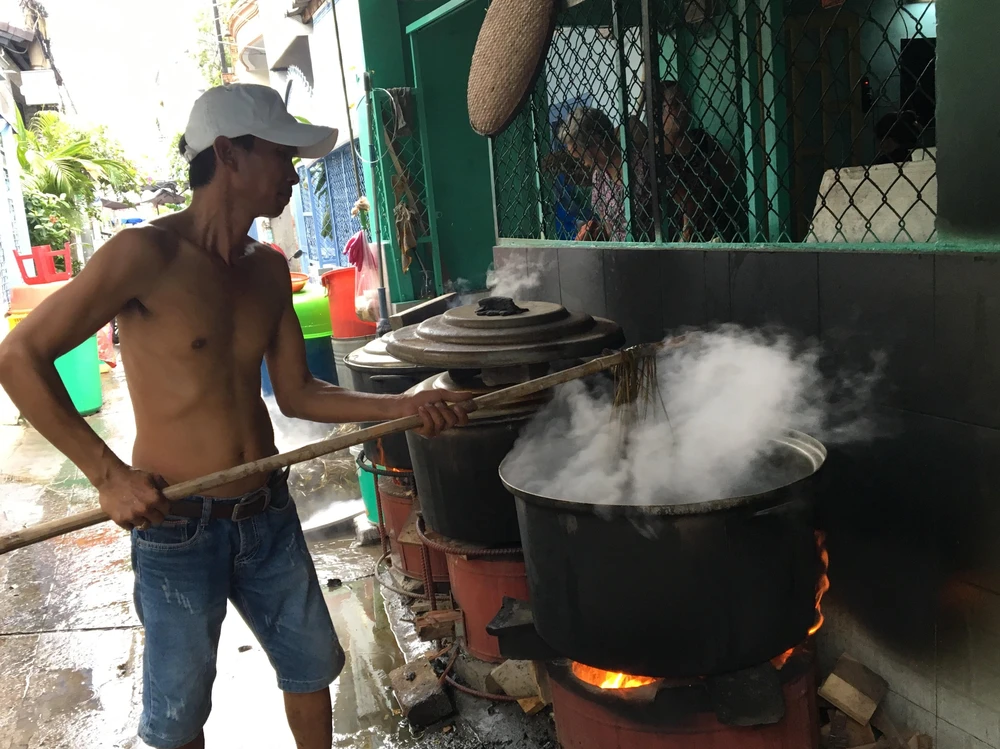Xóm bánh ú lá tre giữa Sài Gòn cháy hàng dịp Tết Đoan Ngọ ảnh 6