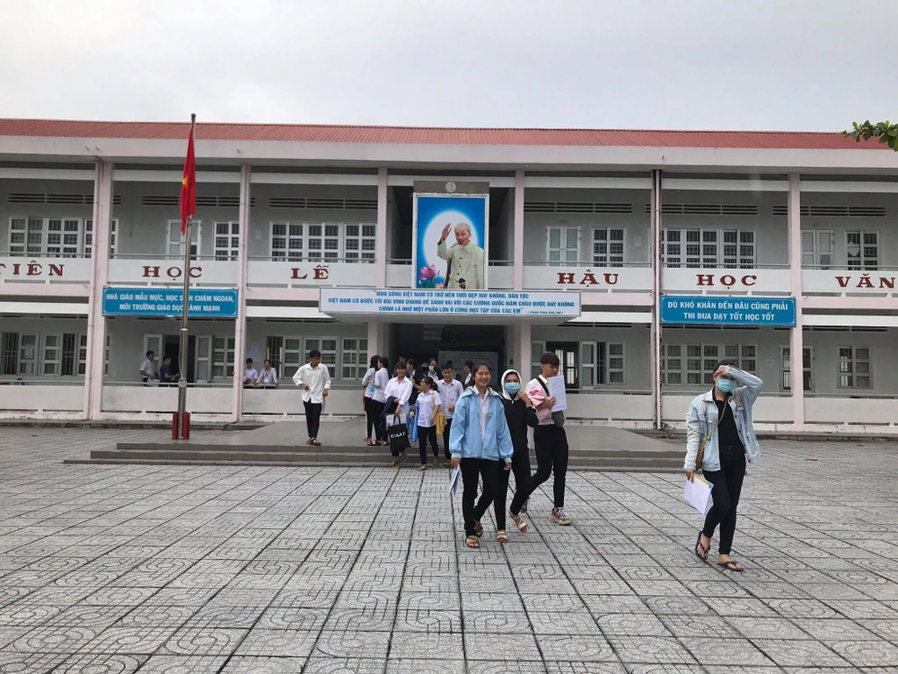 887.000 thí sinh hồi hộp làm thủ tục dự thi THPT quốc gia ảnh 18