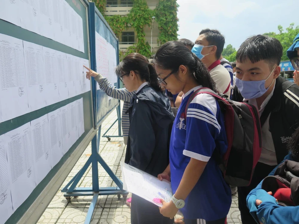 887.000 thí sinh hồi hộp làm thủ tục dự thi THPT quốc gia ảnh 1